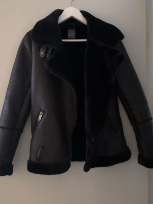 Läderjacka - Säljer denna jättesnygga jacka för den är tyvärr lite för liten för mig. Storlek 32💞