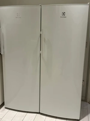 Electrolux kyl och frys, vita - Säljer ett set med kyl och frys från Electrolux i vit färg. Båda har stora handtag, slät design och gott om plats med flera hyllor och lådor i transparent plast. Perfekt för dig som vill ha ordning och mycket utrymme i köket. Materialet är metall och plast.