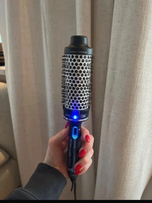 Björn Axén Tools varmluftsborste - Elektrisk varmluftsborste från Björn Axén Tools med svart handtag och silverdetaljer. Borsten har keramisk och turmalinbeläggning samt blå LED-belysning. Perfekt för att styla och forma håret med volym och glans. Den är knappt använd då jag inte vill använda värme på mitt hår men rengör såklart innan leverans. Den är 45mm. Den är ljudlös🤗Felfri!