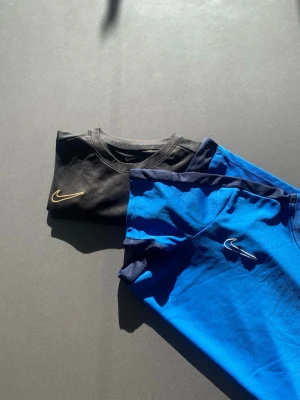 Nike tränings tröjor  - Säljer nu dessa riktigt snygga Nike tränings tröjor i st 170, bara höra av dig vid frågor eller funderingar och pris kan absolut diskuteras.