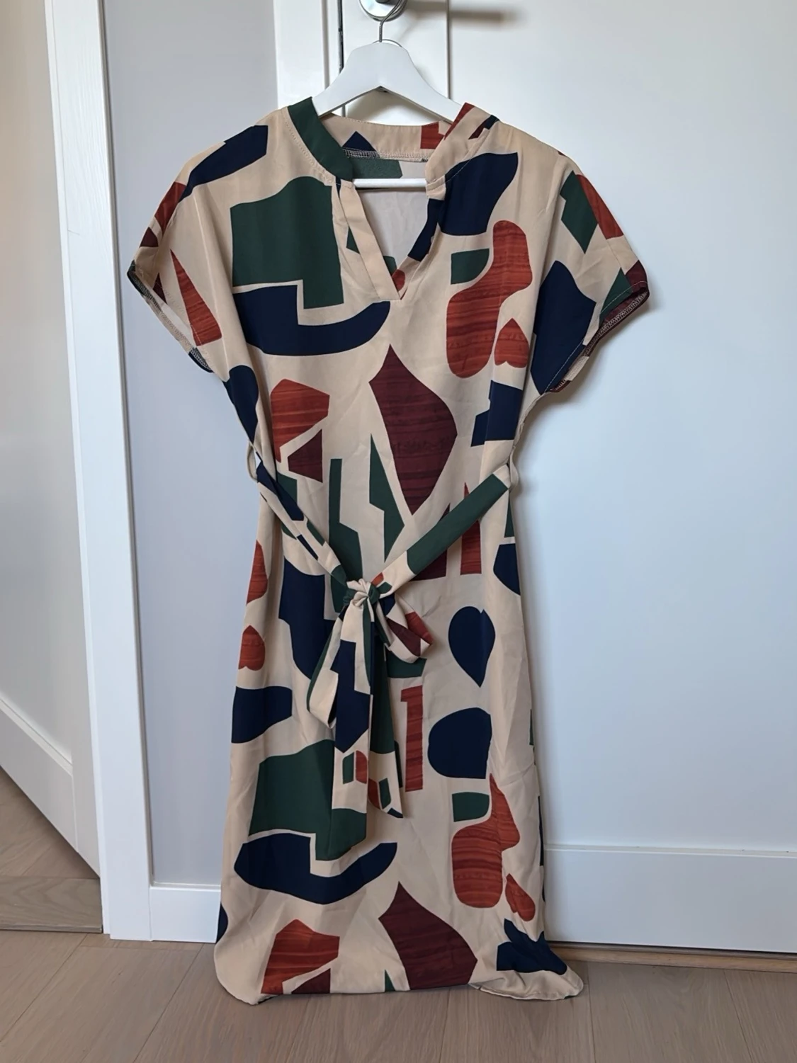 Beige mönstrad klänning med knytband