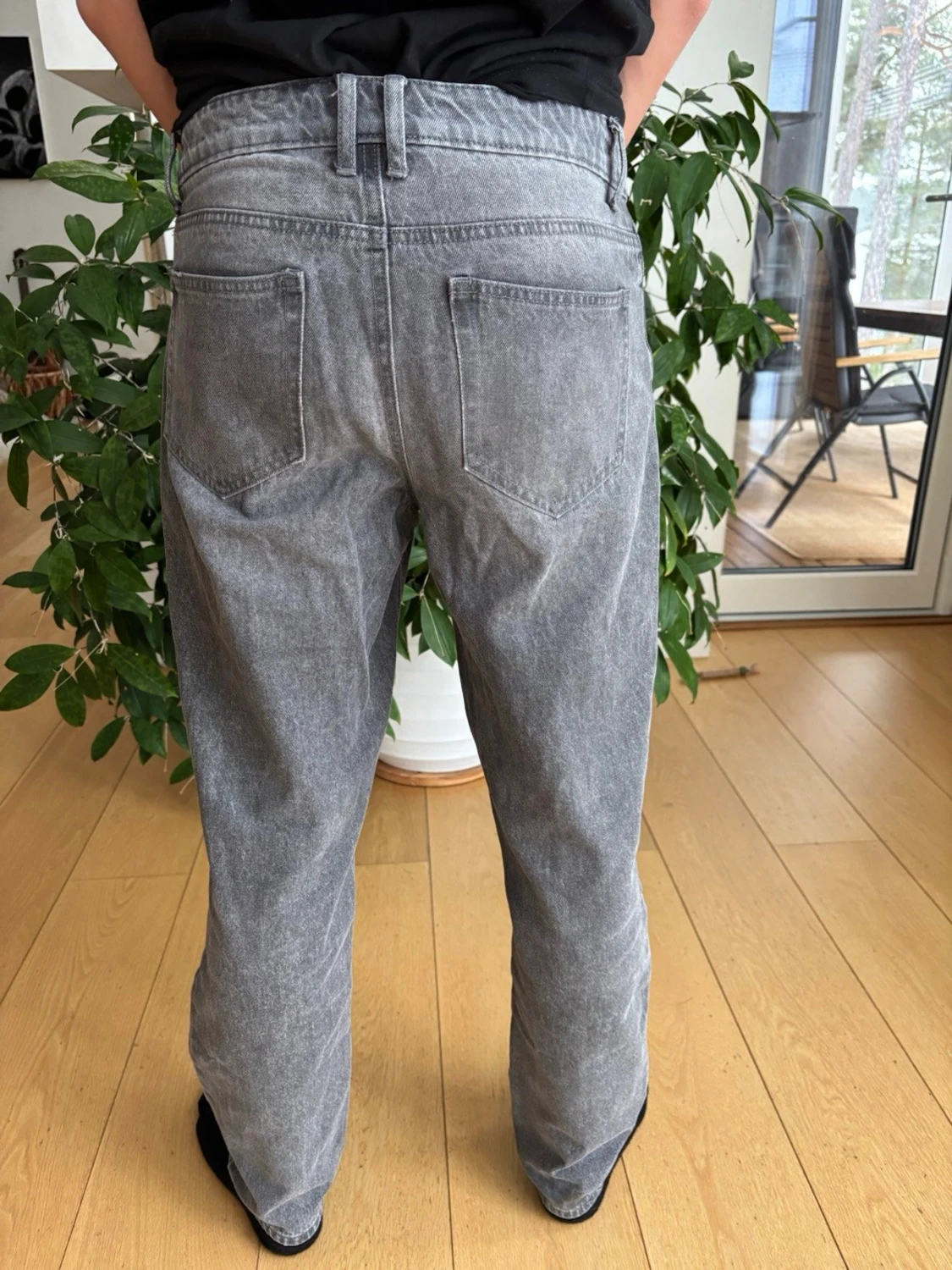 Grå tvättade raka jeans - 1