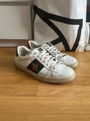 Gucci ace skor  - “Extremt snygga och unika Gucci ace perfekt för dig som vill se lite bättre ut en alla de vanliga. De är smutsiga men finns hur mycket kvar som helst och ge,  bra skick 7/10 inte tvättade ens. Storlek 42!!