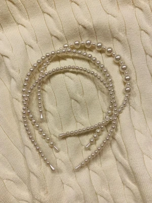 Tre söta diadem 🤍🤍🤍 - Snygga diadem dekorerat med vita pärlor i olika storlekar. Perfeckt för dig som älskar en klassisk look men önskar det lilla extra, eleganta touch. 
