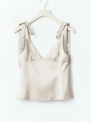 Beige topp med knytband - Helt ny topp, var tyvärr för liten och säljer då jag fick den i present och inte kunde lämna tillbaka. Om någon har en i xs går det lika bra att göra ett byte. Skriv jätte gärna vid fler frågor❤️ Lapparnasitter  kvar, alltså helt ny och aldrig blivit använd.