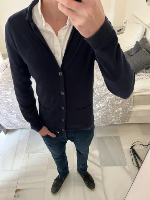 Mörkblå stickad cardigan från Massimo Dutti - Väldigt snygg mörkblå stickad cardigan från Massimo Dutti i storleken medium. 😊————————————————————————————                                                                   📐| Storlek: M                                                           👖| Märke: Massimo Dutti                                      🔎 | Skick: Mycket bra                                              ✍🏻 | Skriv om du har några frågor