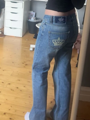 Victoria Beckham jeans  - Säljer mina älskade VB jeans då dom tyvärr aldrig kommer till användning längre. Dom är välvårade och i gott skick! De är för långa för mig så jag har vikt upp dom på bilder. Kom privat för flera bilder! 💕 kan sänka pris för en snabb och bra affär!