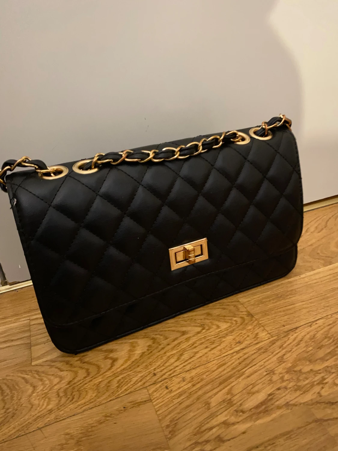 Svart quiltad axelväska med kedja
