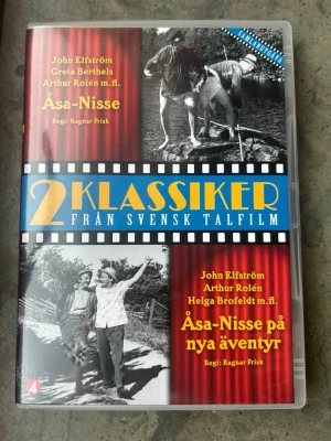 Åsa Nisse & Åsa Nisse på nya äventyr dvd - 2 klassiker från Svensk Talfilm. Filmerna är Åsa-Nisse från 1949 och Åsa-Nisse på nya äventyr från 1962. Speltid är 3 timmar och 13 minuter. Ljud: Stereo. Bildformat: PAL 4:3.  Finns på språk: Svenska   OBS!! skivorna är begagnade så det kan förekomma repor/hairlines på skivorna, men då jag kollar igenom alla filmer jag säljer garanterar jag att alla funkar felfritt om inget annat står! :)