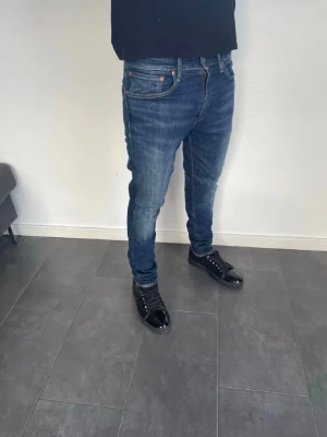 Levis 512 jeans - Levis 512 jeans herr| pris:499kr| storlek: W34 L34| skick:9/10| hör av dig vid minsta lilla fundering eller fråga|