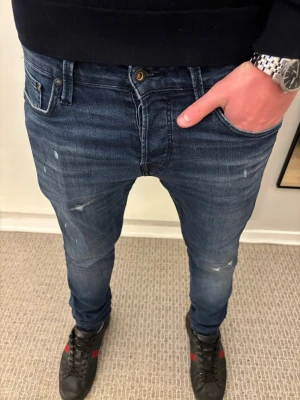 Mörkblå slim jeans Jack & Jones slitningar - Tja! Säljer dessa riktigt snygga jeans ifrån Jack & Jones | W29 L32 | Jag på bilden är 182! | Hör av er vid minsta lilla fundering🙌