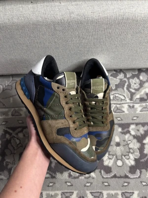 Valentino Rockrunners - Valentino Rockrunners| Storlek: 41 passar 42| Skick: 8/10, defekter är att sulorna är lite lossna som man ser på sista bild. Men de är limmade så de kommer att hålla bra!| Pris: 1099kr| Priset går alltid att diskutera😊