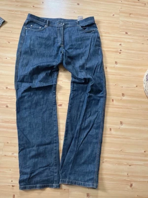 Hauber jeans - Bra skick förutom defekt i skrevet 