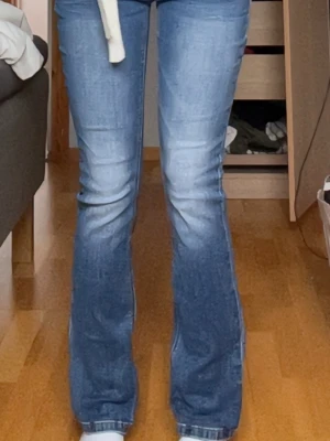 Blå lowwaist jeans - Säljer ett par blå low waist men en liten straight model. Stl 25/30 eller 36 cm tvärs över och innerben 73cm