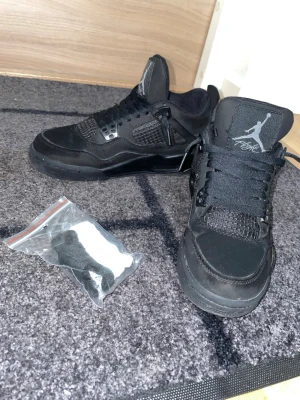 svarta skor  - säljer ett par svarta skor som är jordans, fin kvalitet.