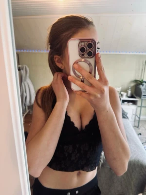 Svart spetstopp - Säljer en skitsnygg spetstopp, perfekt för utekväll eller fest. Från STR, stl M men verkligen inte true to size och skulle säga att de är en xs. 