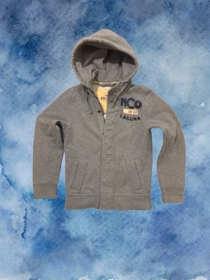 Vintage Hollister Cardigan Med Knappar & Zip - Säljer denna mycket feta cardiganen med både knappar & zip från Hollister! Mycket sällsynt | Storlek S | Mycket bra skick | Modell 175, 68kg |