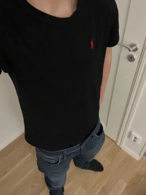 Svart t-shirt från Ralph Lauren - Svart t-shirt från Ralph Lauren med röd polo logga. Väldigt bra skick. Passar perfekt till nästan alla outfits. Bara att höra av sig vid frågor!