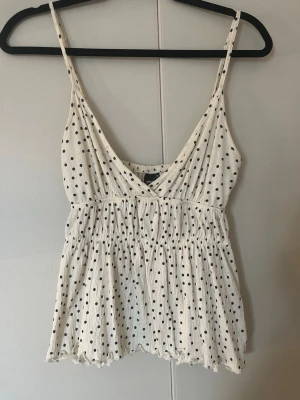 Prickigt linne - Söt prickigt linne från Gina med justerbara band, använd fåtal gånger🤗