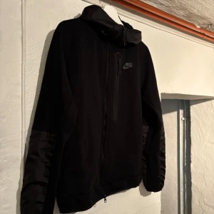 Svart Nike tech  - Svart Nike Tech fleece i mycket fint skick, inte urtvättad eller solblekt😁