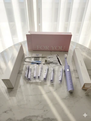 Rosa elektrisk tandborste - Snygg elektrisk tandborste i lila färg med fem borstlägen, Dupont-borststrån och snabb laddning på 2 timmar. Kommer i en stilren förpackning med texten 'FOR YOU' på framsidan. Perfekt för dig som vill ha en modern och effektiv tandborste. Självklart oöppnad och förseglad förpackning!
