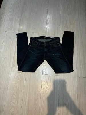 Mörkblå Replay jeans herr - Säljer ett par replay jeans anbass w29 slim fit då det har blivit för små men i fint skick! Pris kan diskuteras vid snabb affär!
