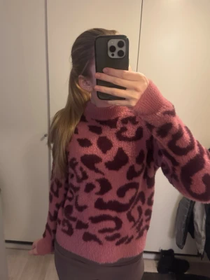 Rosa leopardmönstrad stickad tröja - Säljer denna jättemysiga tröja från vila för den kommer ej till användning. Mjukt material, Storlek S. Endast provad, ej använd🥰