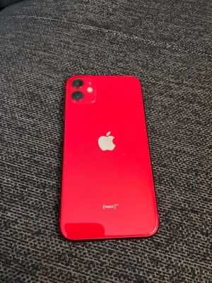 iPhone 11 RED - Snygg röd iPhone 11 RED i fint skick. Säljer mina gamla mobiltelefoner. Dubbelkamera för fantastiska bilder, stor skärm och modern design. Inga synliga repor eller skador på varken fram- eller baksida. Perfekt för dig som vill ha en pålitlig och stilren smartphone. Pris går att diskutera!