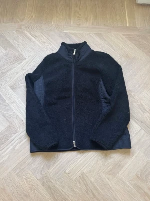 Svart teddyjacka från Ralph lauren - Mysig svart teddyjacka från Ralph Lauren med hel dragkedja framtill och hög krage. Står XL i jackan men sitter mer som en S/M