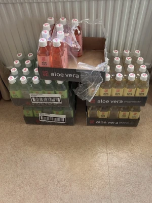 Aloe vera dryck i olika smaker - Säljer flera flaskor aloe vera dryck från OKF i olika smaker. Flaskorna är genomskinliga med vita skruvkorkar och etiketter i olika färger beroende på smak, bland annat grön, gul och röd. Perfekt törstsläckare med fräsch smak av aloe vera.