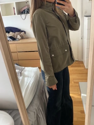 Grön gant jacka  - Säljer en vår jacka ifrån gant. Med tv stycken flickor längst fram, i storlek 176cm 16 år💕