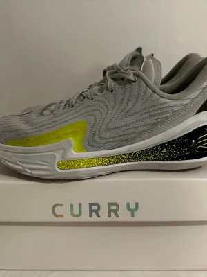  curry 12 white - Säljer ett par grå Curry 12 white för att dem är för små för mig, kommer med orginal box. Ny pris på dem är 1700kr