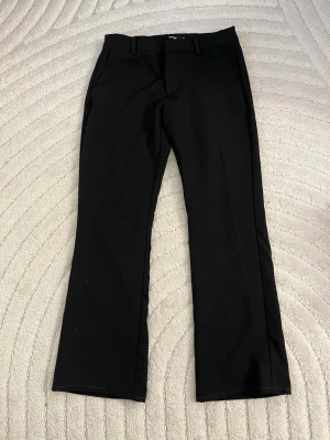 Bikbok kostymbyxor  - Säljer då de inte kommer till användning. OBS! Vänligen notera att jag har klippt och sytt upp dem så de var för långa för mig då jag är 155 cm lång.