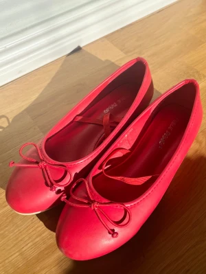 Röda ballerinaskor  - 🌸Säljer dessa super söta och fina ballerina skor från Public Desire! De är knappast använda (endast tre gånger) och passar perfekt till våren/sommaren!🌸