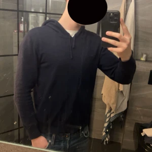 Kashmir hoodie från sayless - Säljer denna marinblå kashmir hoodie från sayless. Tröjan sitter bäst om du är cirka 172-176. 