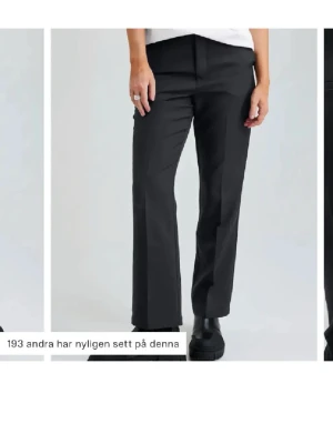 Svarta kostymbyxor - Svarta kostymbyxor från bikbok i längden petite. Byxorna är i storlek 34 och är i bra skick 🌸