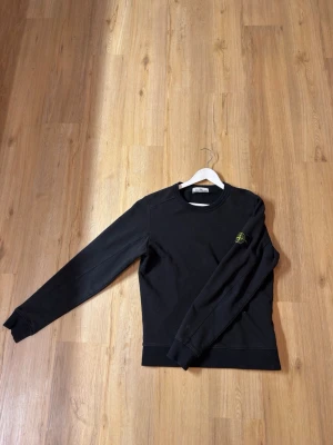 Stone Island Crewneck (M) - Stone Island tröja i fint skick, storlek medium. Självklart äkta, men finns inget kvitto eller liknande kvar. Köpt för 6 år sedan men knappt blivit använd