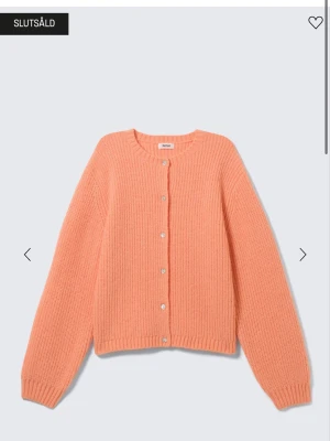 Populär orange stickad kofta - Jättefin helt oanvänd stickad kofta från Monki (köpt från Weekday). Den är helt slutsåld på hemsidan. Storleken är M men skulle säga att den mer sitter som S. Har samma annons ute med fri frakt!!💕