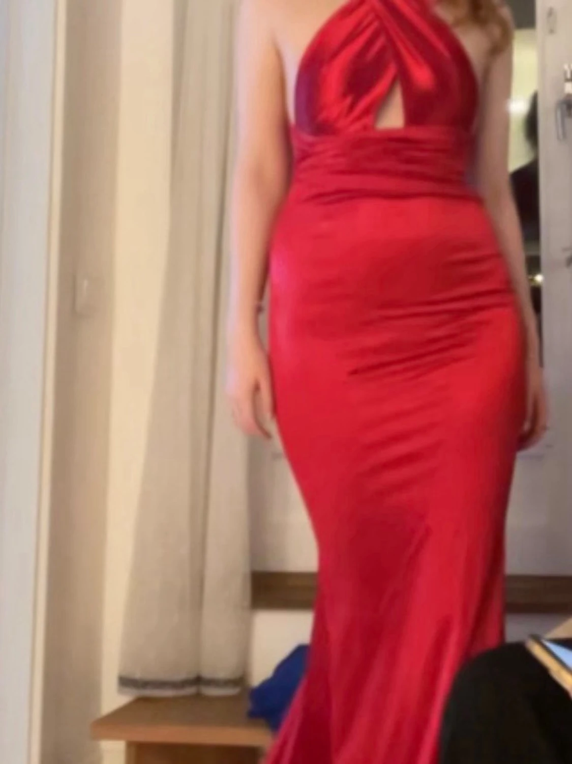 Röd långklänning med öppen rygg - 1