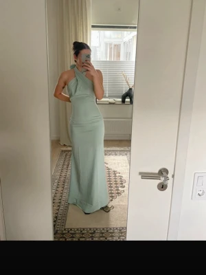 Ljusgrön/Turkos balklänning, ny med prislapp! - Jätte fin helt oanvänd ljusgrön balklänning från club L London! Perfekt för er som har bal snart!!❤️