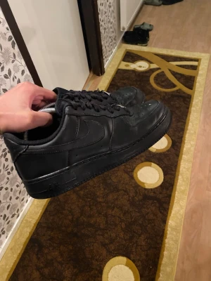 Black air force 1  - Hej säljer ett par svarta af1 som är okej skick höger skon har paff bubbla men inget som är jobbigt när man går