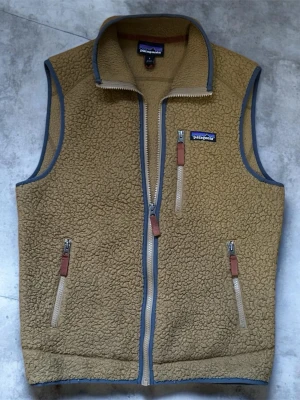 fleeceväst från Patagonia Bobcat Brown - Säljer en beige fleeceväst från Patagonia Klassisk ståkrage och hel dragkedja framtill. Storlek S passar M 