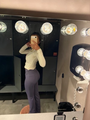 DFYNE Vision Flare Leggings - Lila - XS Regular - Säljer ett par otroligt snygga Vision Flare leggings från DFYNE i en magisk lila nyans. Dessa är i storlek XS och längden Regular. Det som gör Vision-modellen så unik är den smickrande crossover/V-midjan som tillsammans med de utsvängda benen ger en fantastisk siluett. Materialet är DFYNEs klassiska seamless-tyg som är mjukt, stretchigt och helt squat-proof. Perfekta både för gymmet och för en trendig vardagslook! • Märke: DFYNE • Modell: Vision Flare • Färg: Lila (Deep Purple) • Storlek: XS 