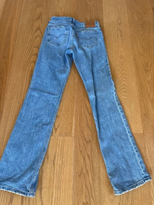 Levis low pitch boot w25 lågmidjade bootcut jeans - Supersnygga lågmidjade jeans från Levis i modeller low pitch boot. W25 och knappt använda.