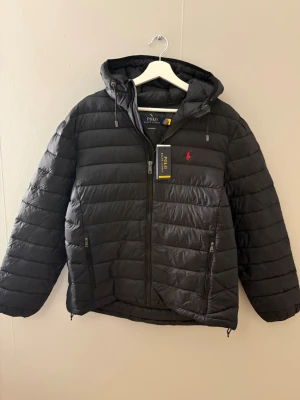 Ralph Lauren jacka  - Säljer denna sjukt snygga Ralph Lauren lightweight jackan. Helt ny, svart. Nypris 3500kr. Orderbekräftelse finns. Hör av er vid frågor/ fler bilder! 