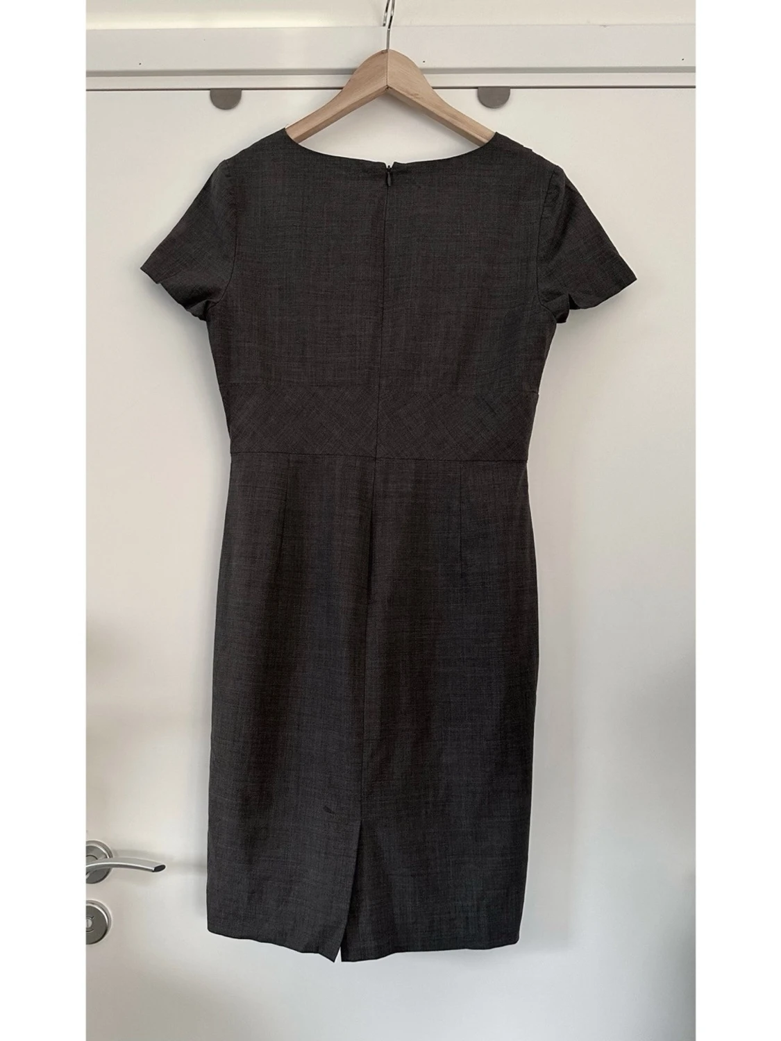 Banana Republic grå figursydd klänning, 95% ull, storlek L - 1