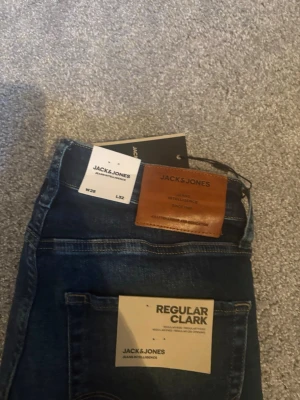 Jack and Jones jeans  - Jack and Jones modell regular Clark  38x32 aldrig använda alla lappar sitter kvar dom sitter schysst på benen hör av er vid fler frågor😃. Nytt pris 899 mitt pris 450.    
