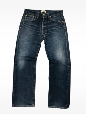 Levi's 501  - Levis 501 jeans med sköna fades och en snygg mörkblå färg. De har en rak passform. Storlek W:32 L:30 Checka måtten så att du ser att de passar: W:40cm L:100cm ben öppning:21cm