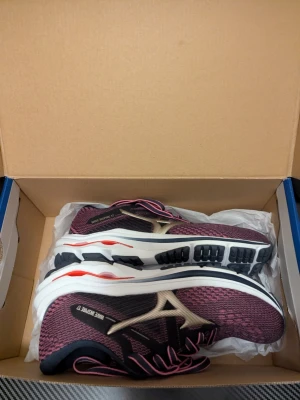 Mizuno Wave Inspire 17  -     Säljer ett par helt nya skor i perfekt skick. Aldrig använda och levereras i originalkartong.  Nypris: ca 1200 kr  Mitt pris: 320 kr   Ett riktigt bra tillfälle att få ett par kvalitetsskor för en bråkdel av butikens pris.  ✔ 100% nya ✔ Originalkartong ingår ✔ Redo att skickas direkt  Kan fraktas inom hela Sverige eller så finns det Möjlighet till upphämtning i Göteborg.  Endast seriösa köpare. Skicka meddelande vid intresse eller om du vill ha fler bilder