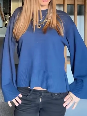 Blå oversized stickad tröja - Mysig blå stickad tröja med oversized passform och vida ärmar. Tröjan har ribbade muddar och en något kortare, lös siluett som ger en avslappnad look. Perfekt att styla med jeans eller kjol för en trendig vardagsoutfit.